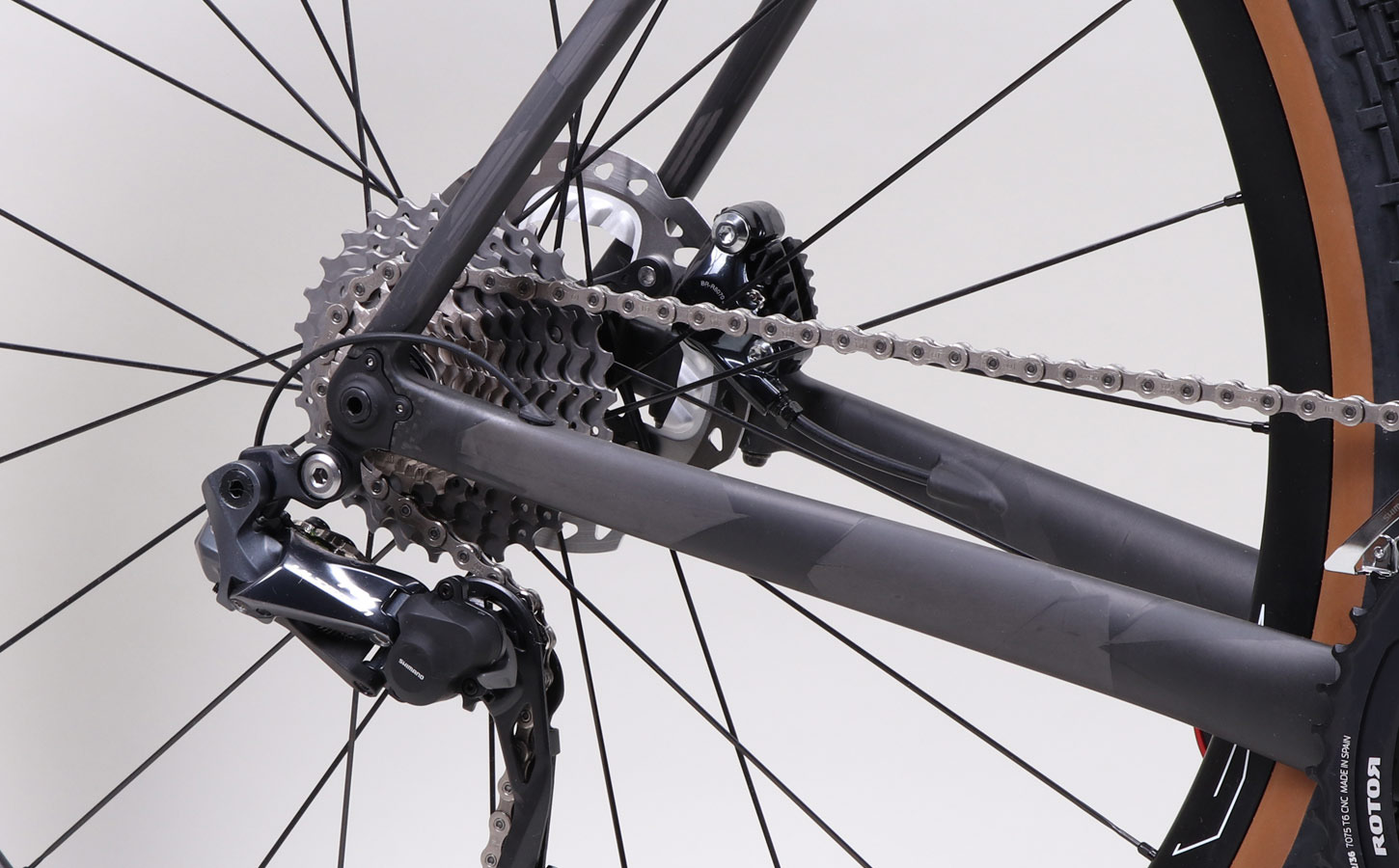 Internal disc brake routing shown with Di2 internal wire routing.